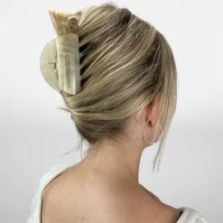 Cleo Hair Clip -SOHO || Wella Professionals Verkoopwinkel https media prod eu 1.mirakl.net SOURCE 112eb69a28a542729ff5655aae7e23a8