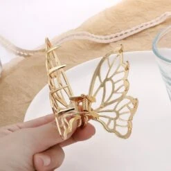 SOHO Vlinder Haarclip -SOHO || Wella Professionals Verkoopwinkel https media prod eu 1.mirakl.net SOURCE 966edf2055c7459cb7b74f87d53f2c22