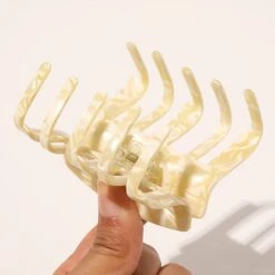 Felia Haarclip -SOHO || Wella Professionals Verkoopwinkel https media prod eu 1.mirakl.net SOURCE c73ee4652eee4c51bc9cec132323d8cc